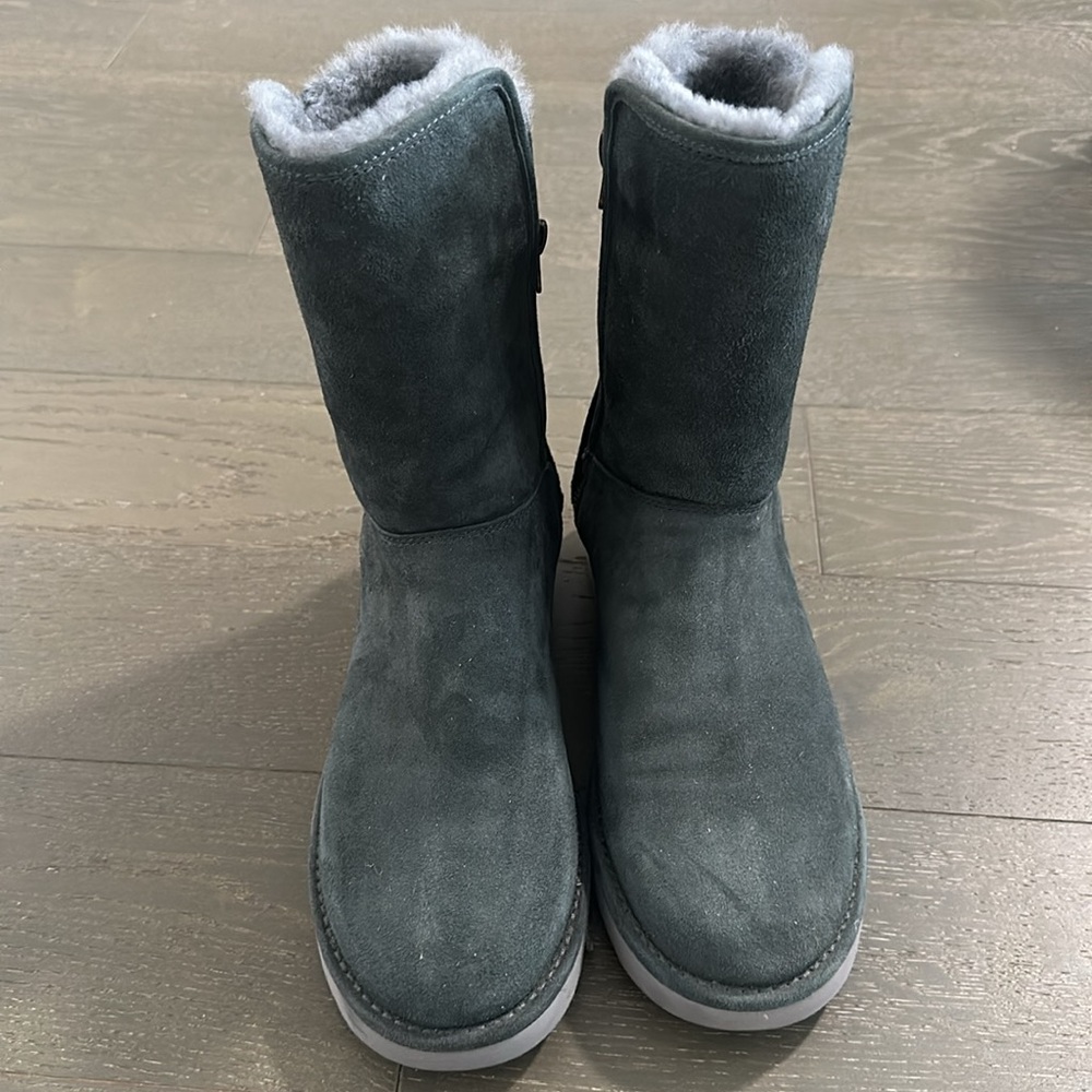 Uggs - Picture 3 of 4